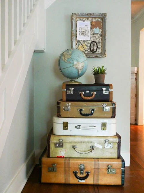obrázok viac veľkých kufrov ako doplnok do bytu